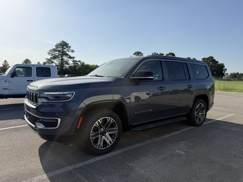 Used 2024 Jeep Wagoneer Series II w/ Flexible Seating Group RWD image 4