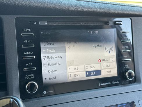 Used 2020 Toyota Sienna XLE w/ XLE Navigation Package FWD image 17