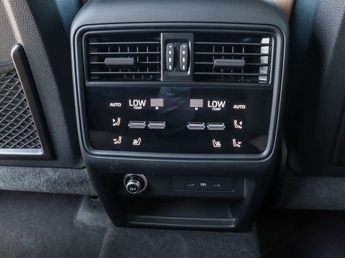 Used 2025 Porsche Cayenne image 27