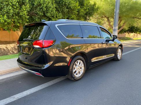 Used 2020 Chrysler Pacifica Touring-L FWD image 5
