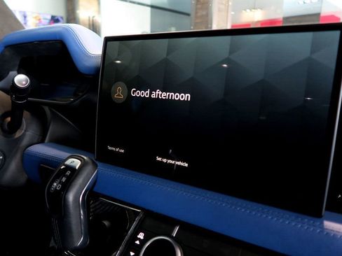 Used 2024 Land Rover Defender 110 X-Dynamic SE image 32