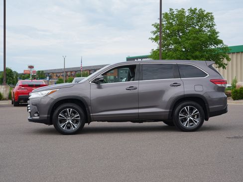Used 2017 Toyota Highlander LE w/ Carpet Mat Package AWD/4WD image 6