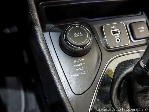 Used 2019 Jeep Cherokee Limited AWD/4WD image 23