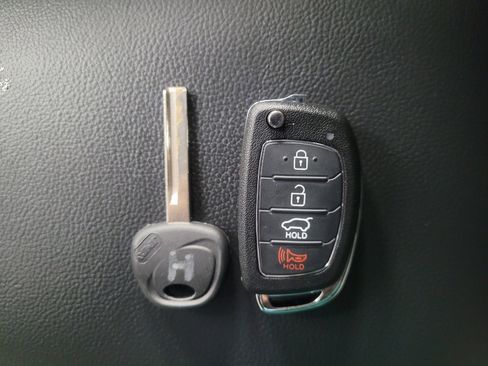 Used 2015 Hyundai Santa Fe GLS image 32