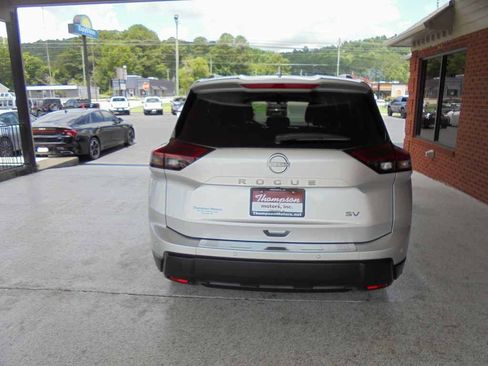 Used 2024 Nissan Rogue SV w/ SV Premium Package FWD image 4
