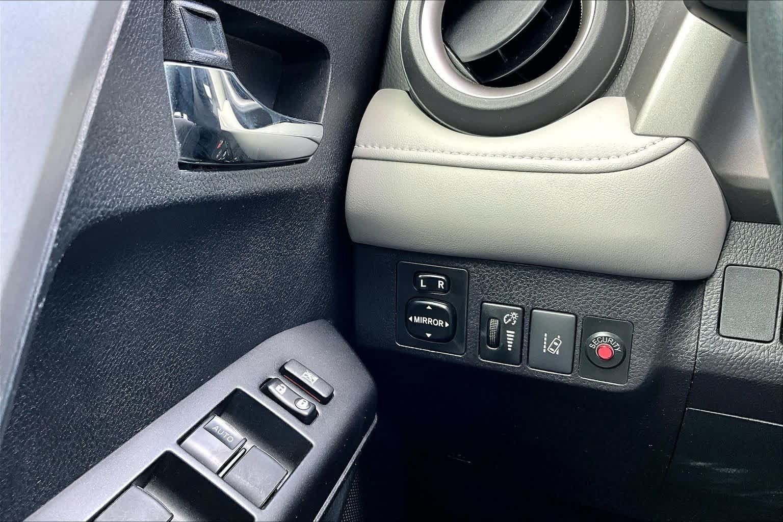 Used 2018 Toyota RAV4 XLE FWD image 34
