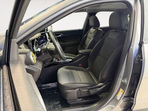 Used 2024 Chevrolet Trax LT w/ Sunroof Package FWD image 6