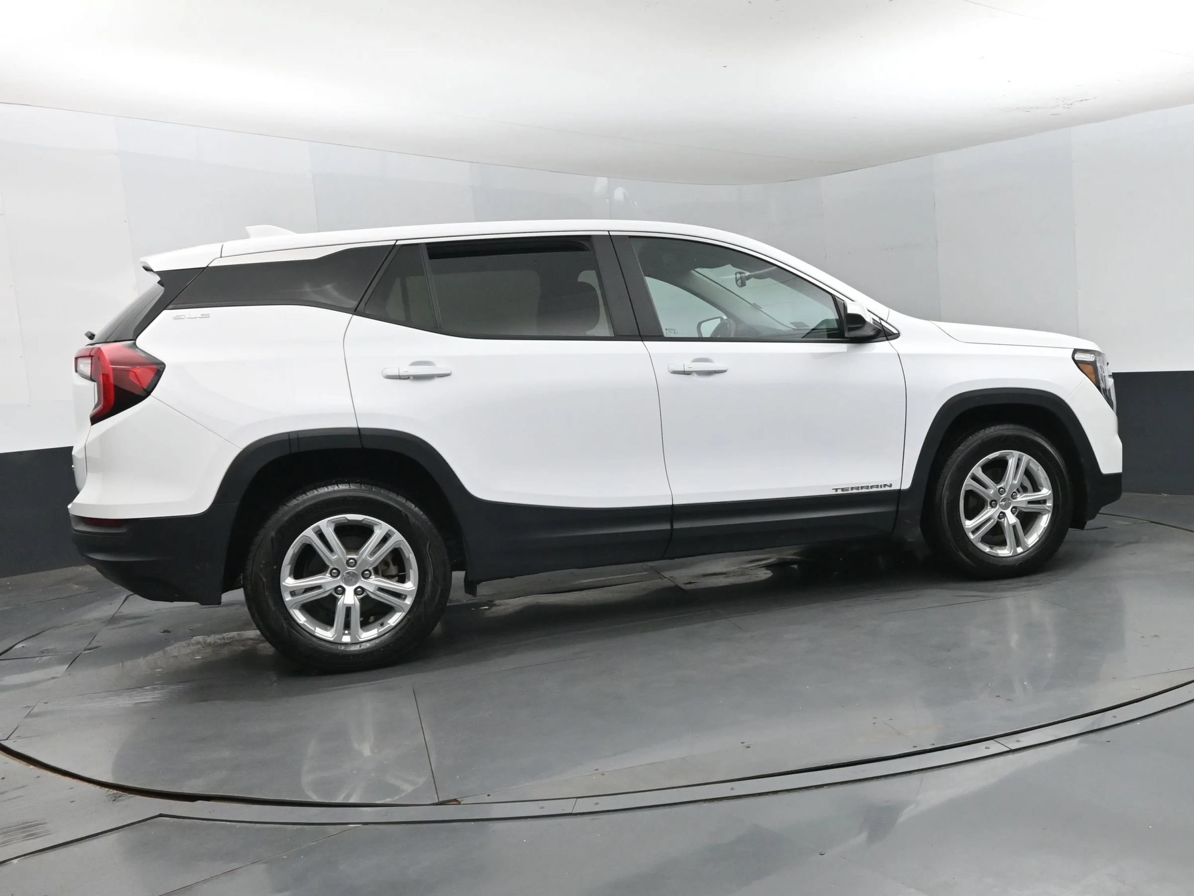 Used 2024 GMC Terrain SLE AWD/4WD image 4