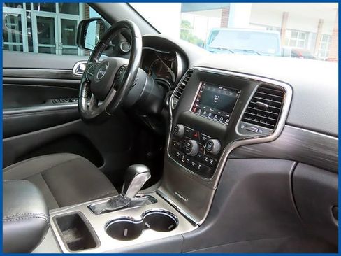 Certified 2021 Jeep Grand Cherokee Laredo w/ Security & Convenience Group AWD/4WD image 8