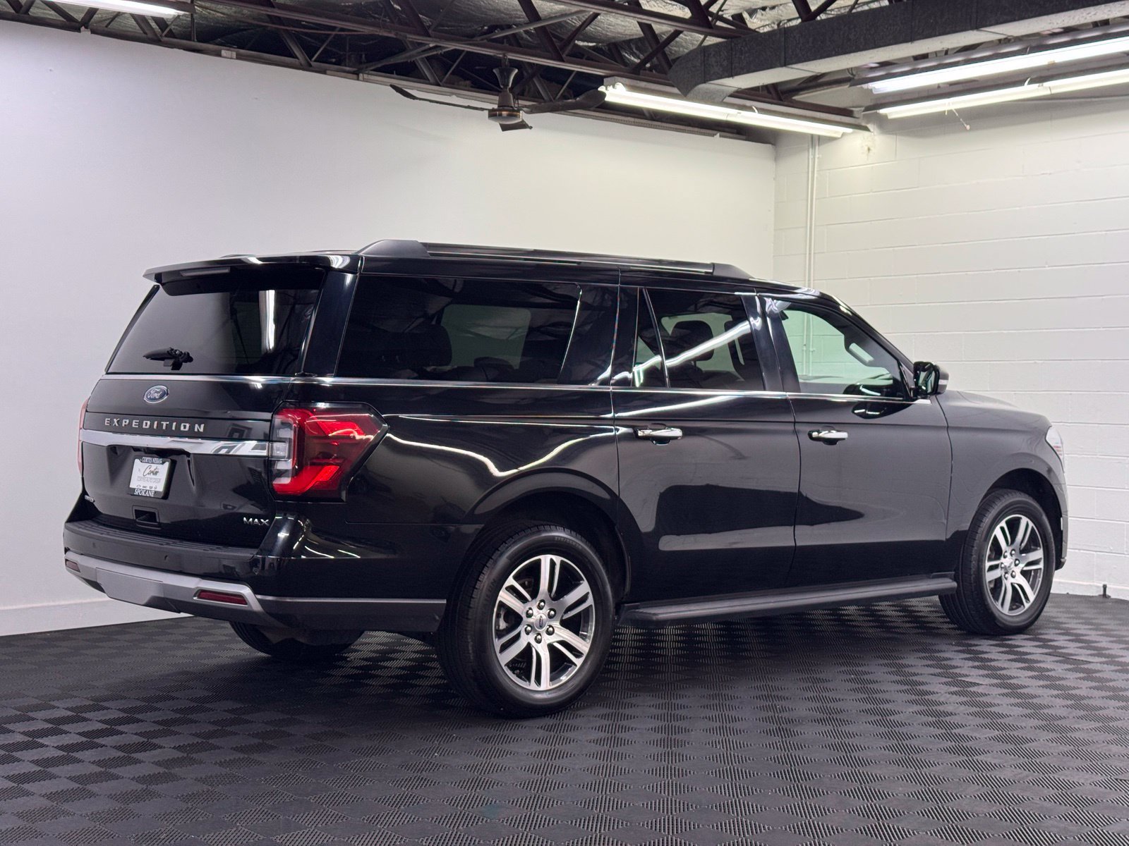 Used 2024 Ford Expedition Max Limited AWD/4WD image 2