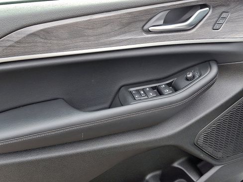 Certified 2025 Jeep Grand Cherokee Limited w/ Luxury Tech Group II image 12