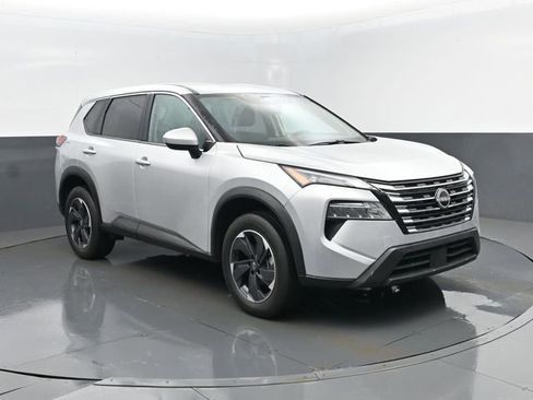 Used 2025 Nissan Rogue SV image 3