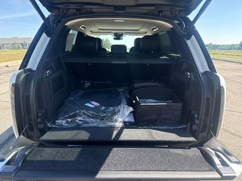 New 2025 Land Rover Range Rover Long Wheelbase SE image 9