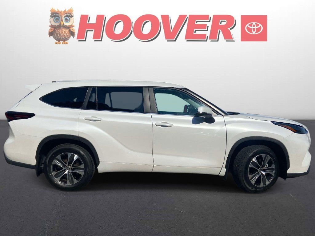Used 2024 Toyota Highlander XLE FWD image 2