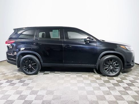 Used 2019 Toyota Highlander SE w/ Nightshade Edition AWD/4WD image 8