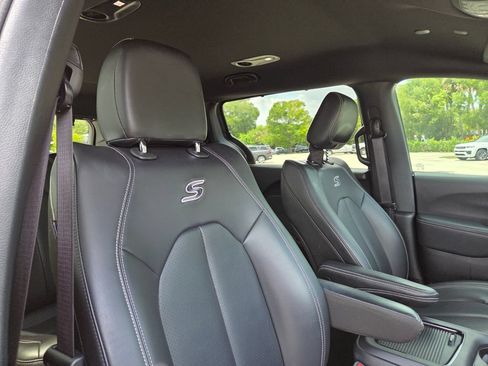 Used 2023 Chrysler Pacifica Touring-L w/ S Appearance Package AWD/4WD image 16