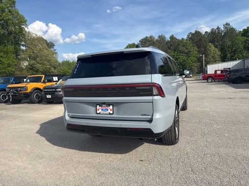 Used 2025 Lincoln Navigator Reserve image 21