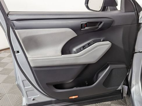 Used 2023 Toyota Highlander LE image 12