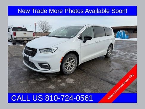 Used 2024 Chrysler Pacifica Touring-L image 1