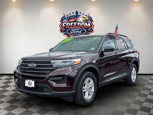 Used 2023 Ford Explorer XLT AWD/4WD image 2