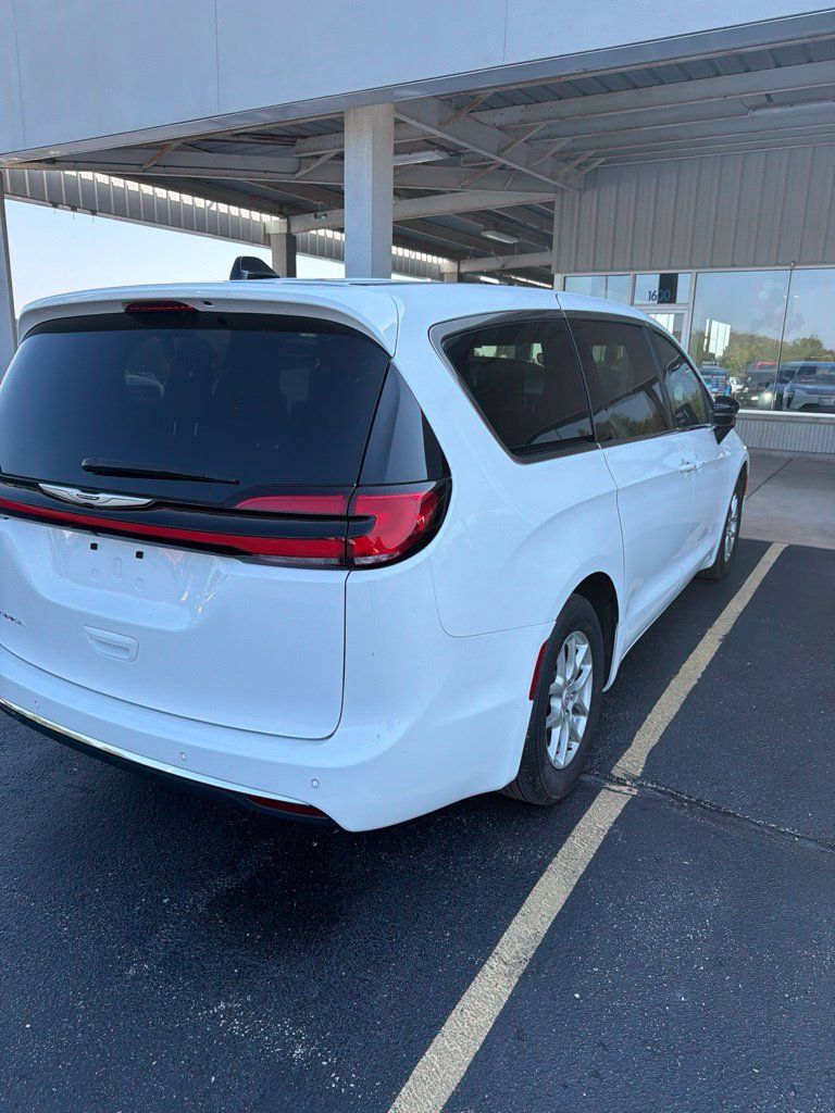 Used 2025 Chrysler Pacifica Select FWD image 4