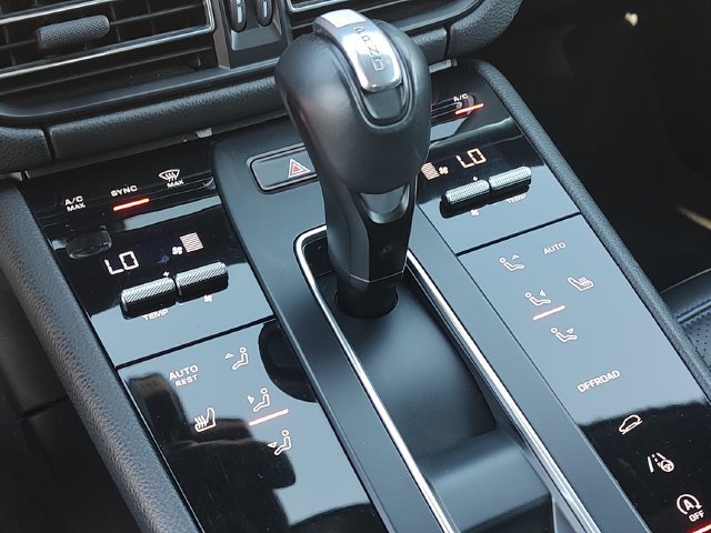 Used 2023 Porsche Macan Turbo AWD/4WD image 17