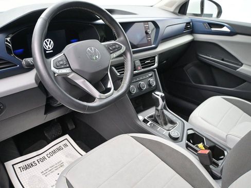Certified 2022 Volkswagen Taos SE w/ Panoramic Sunroof Package FWD image 2