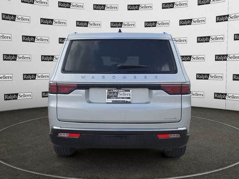 Used 2024 Jeep Wagoneer L Series III w/ Flexible Seating Group AWD/4WD image 5