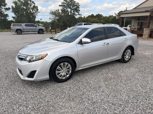 Used 2014 Toyota Camry LE FWD image 4