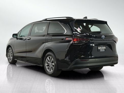Used 2023 Toyota Sienna XLE w/ XLE Plus Package AWD/4WD image 3