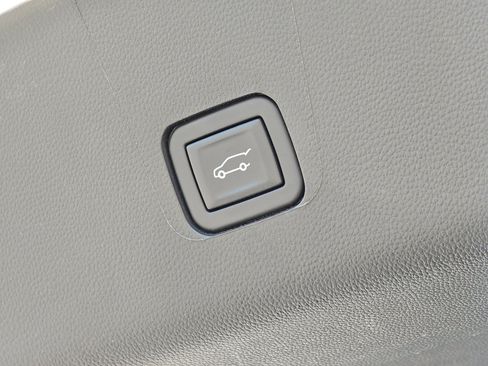 Used 2023 Chevrolet Traverse LT FWD image 16
