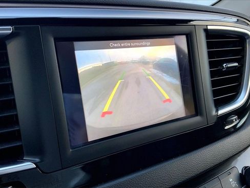 Used 2019 Chrysler Pacifica Touring-L image 15