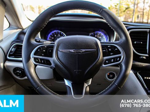 Used 2023 Chrysler Pacifica Touring-L image 28