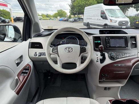 Used 2012 Toyota Sienna XLE FWD image 22
