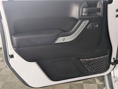 Used 2015 Jeep Wrangler Unlimited Rubicon w/ Connectivity Group image 11