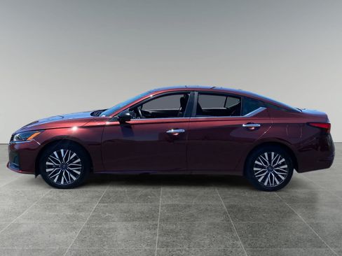 Used 2025 Nissan Altima 2.5 SV FWD image 2