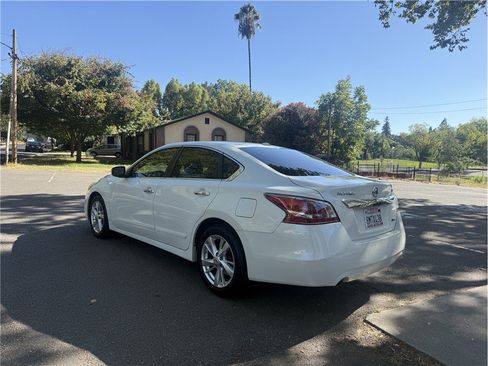 Used 2013 Nissan Altima 2.5 SV w/ 2.5SV Convenience Pkg FWD image 3