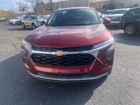 Used 2025 Chevrolet Trax LT w/ LT Convenience Package image 2