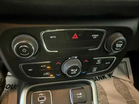 Certified 2019 Jeep Compass Latitude w/ Cold Weather Group FWD image 33
