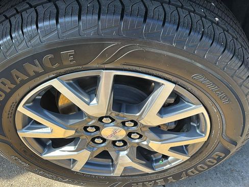 Certified 2023 GMC Acadia SLT w/ Technology Package FWD image 11