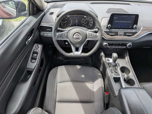 Used 2025 Nissan Altima 2.5 SV FWD image 14