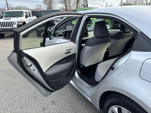 Used 2022 Toyota Corolla LE image 30
