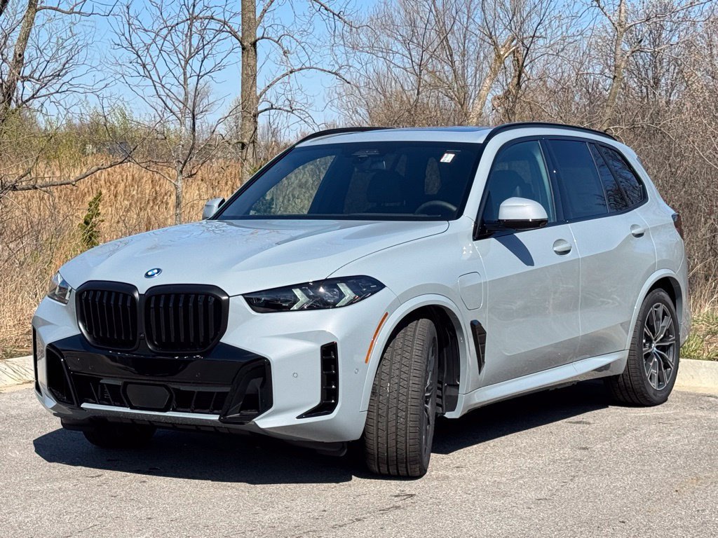 Used 2026 BMW X5 xDrive50e w/ Executive Package AWD/4WD image 3