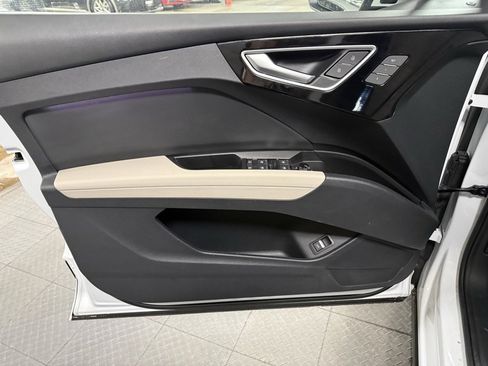 Used 2024 Audi Q4 e-tron Prestige image 8