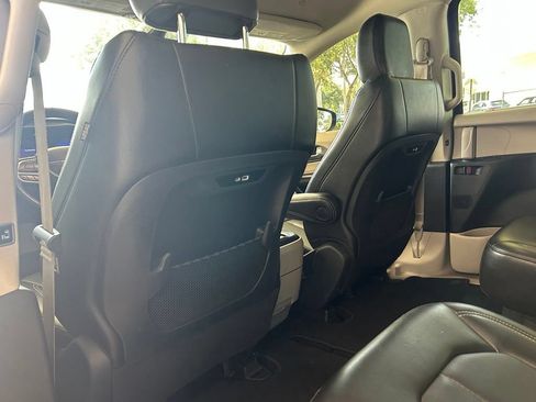 Used 2024 Chrysler Pacifica Touring-L FWD image 33