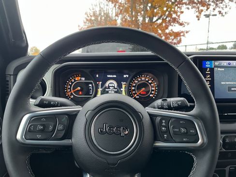 Used 2025 Jeep Wrangler Sahara image 27