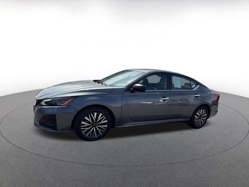 Used 2025 Nissan Altima 2.5 SV FWD image 8