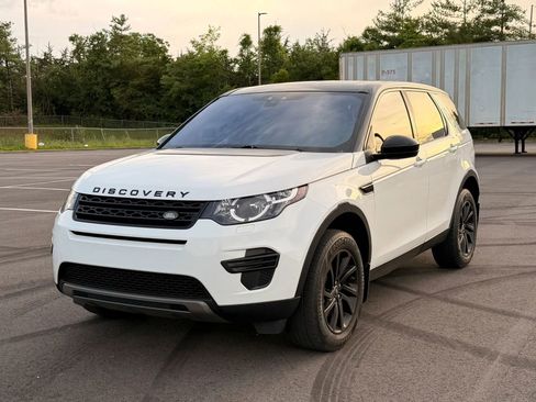 Used 2018 Land Rover Discovery Sport SE AWD/4WD image 2