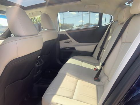 Used 2025 Lexus ES 350 Ultra Luxury w/ Accessory Package (Z2) FWD image 32