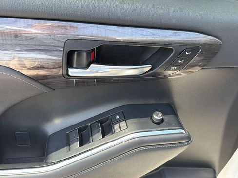 Used 2020 Toyota Highlander Platinum AWD/4WD image 36